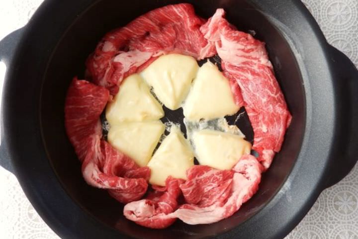 レシピ すき焼きロッピー すき焼きに 6pチーズ を入れるとウマい シメは ごはん とろけるチーズ でリゾット風に えん食べ