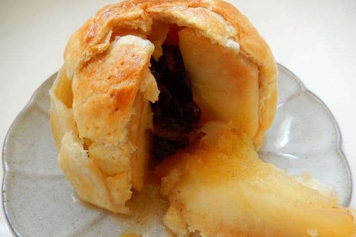 サクとろっ りんご丸ごとアップルパイ の簡単レシピ 冷凍パイシートに包んで焼くだけ えん食べ