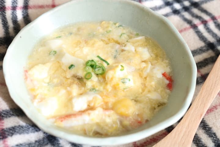 レシピ 豆腐の中華風カニカマあんかけスープ がほっこりとろとろ 簡単 食べ応え でカロリー制限したい人にもおすすめ えん食べ