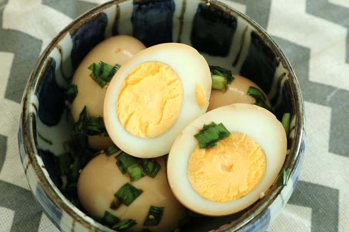 お酒のつまみ「にらニンニク煮卵」はパンチの効いた味付けがたまらん！