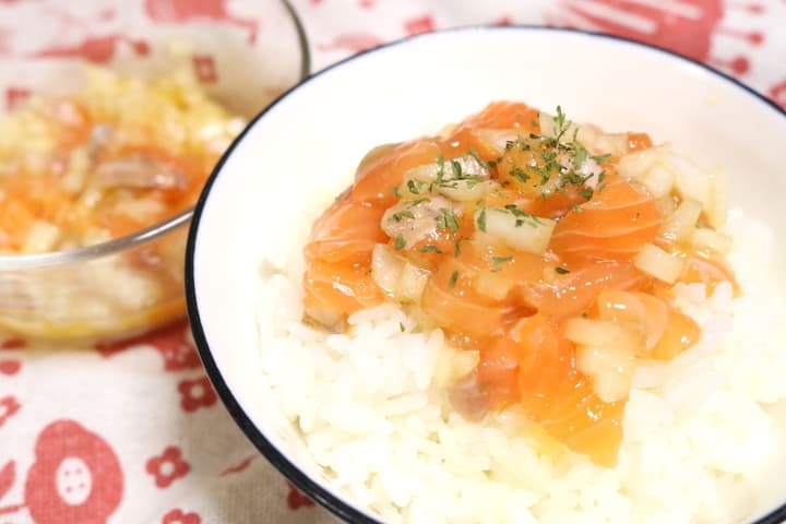 【レシピ】ウマすぎ「サーモンの柚子胡椒和え」ご飯に盛り付けて丼にしても！