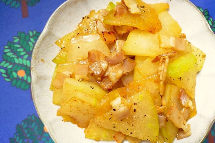 「冬瓜とベーコンのガーリックバター炒め」レシピ！にんにくと醤油でウマい