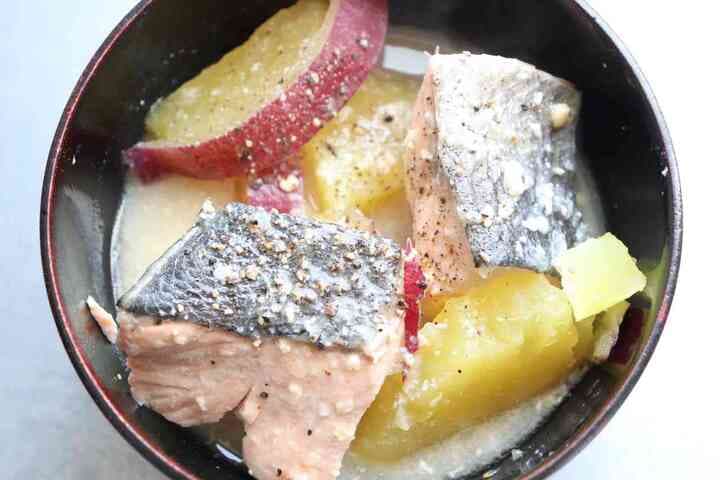 「鮭とさつまいもの味噌バター煮」レシピ！材料切って煮込むだけ ボリューム満点の時短メニュー