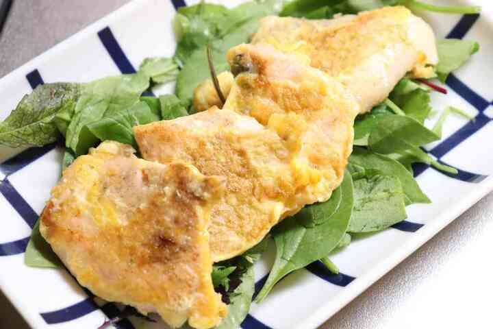 簡単「鮭のピカタ」レシピ！卵を絡めてふっくら食感 鮭のうまみがギュッと凝縮