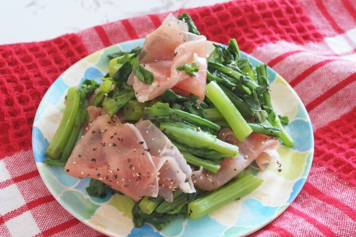おしゃれな「春菊と生ハムのサラダ」レンジで簡単レシピ！