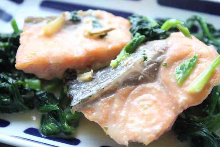 「鮭とほうれん草の豆乳煮」レシピ！味噌と豆乳でコク深くまろやか