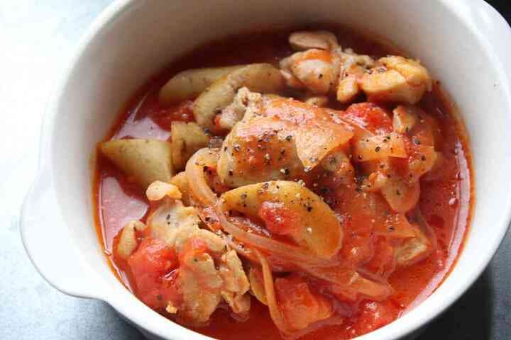 「鶏肉とごぼうのトマト煮」レシピ！シャキッと玉ねぎを加えて