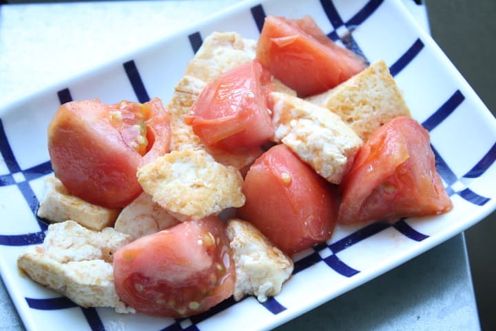 「トマトと豆腐の塩炒め」レシピ！塩こしょうでトマトの甘酸っぱさと豆腐のコクが引き立つ