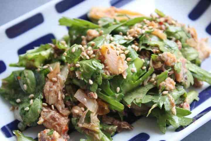 「さばとキムチの春菊サラダ」レシピ！さばとキムチのうまみたっぷり