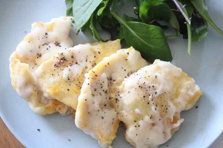 「鶏むね肉のチーズピカタ」レシピ！しっとり鶏むね肉にふんわり卵ととろけるチーズ