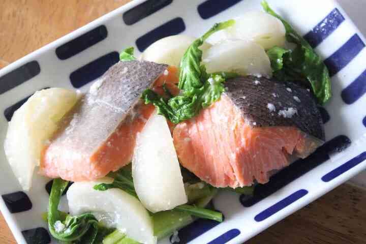 塩麹が鮭のうまみを引き立てる「鮭とかぶの塩麹煮」レシピ！