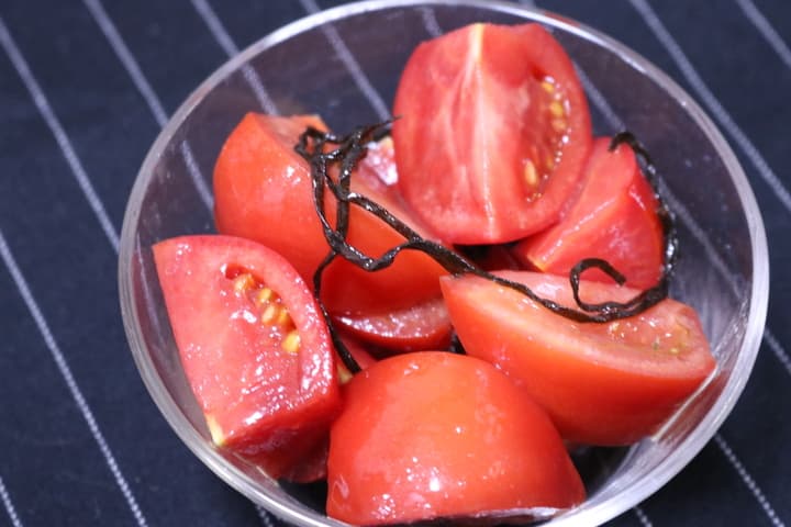 「トマト塩昆布」切って混ぜるだけ簡単レシピ！ごま油の風味香るお手軽サラダ