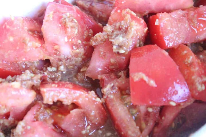 ごまの香ばしさ・削り節のうまみ効いた「トマトのごまおかかサラダ」レシピ！