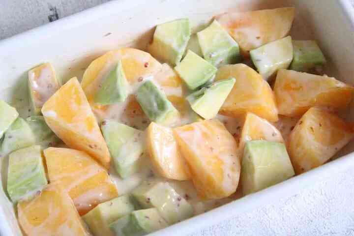 「柿とアボカドのヨーグルトサラダ」レシピ！粒マスタードぴりっと効かせて