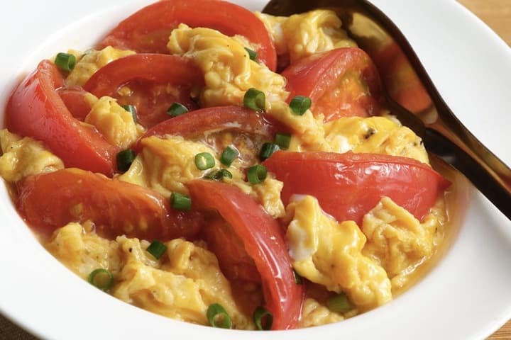 簡単レシピ（作り方）「トマトと卵のふわとろ中華風炒め」