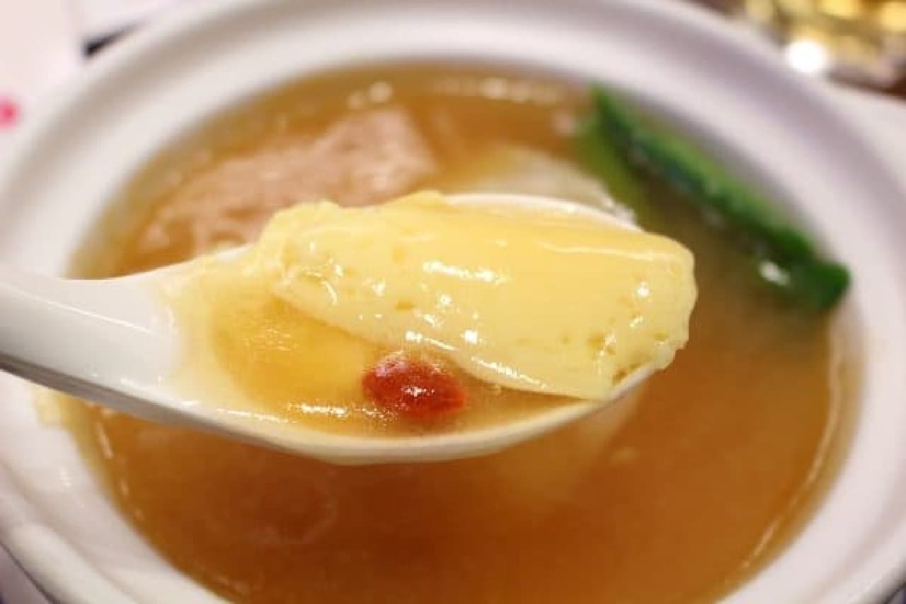 スープの底には、たまご豆腐