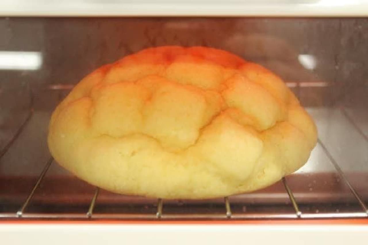 おなじみメロンパンも、トースターで温めて、