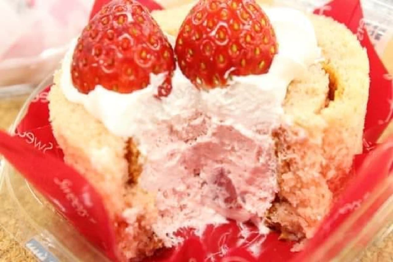Strawberry cream in the roll cake