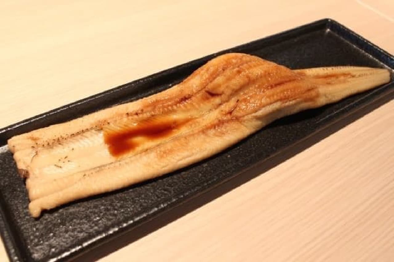 Large yet fluffy and easy to eat, the "Live-clawed conger eel nigiri".