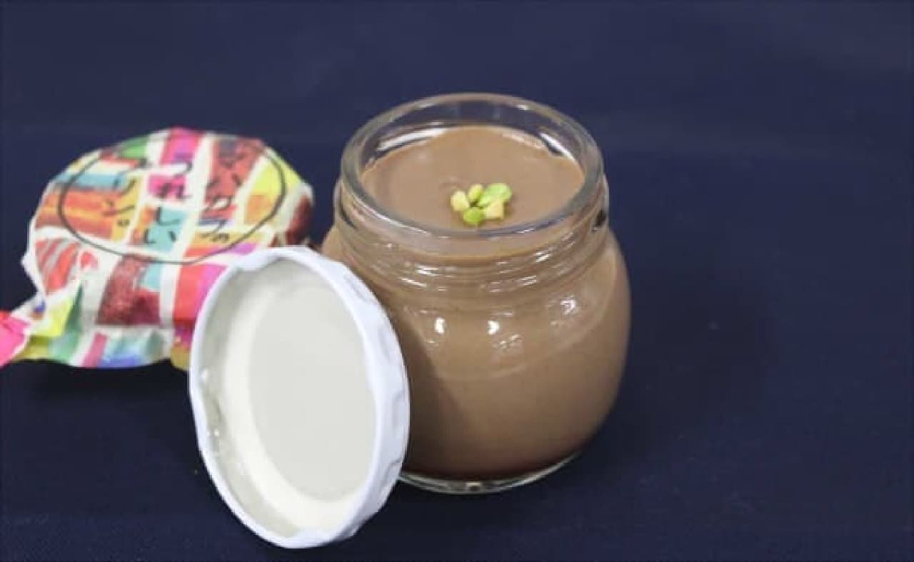 "Chocolate pudding" with stylish labels and pistachio decorations