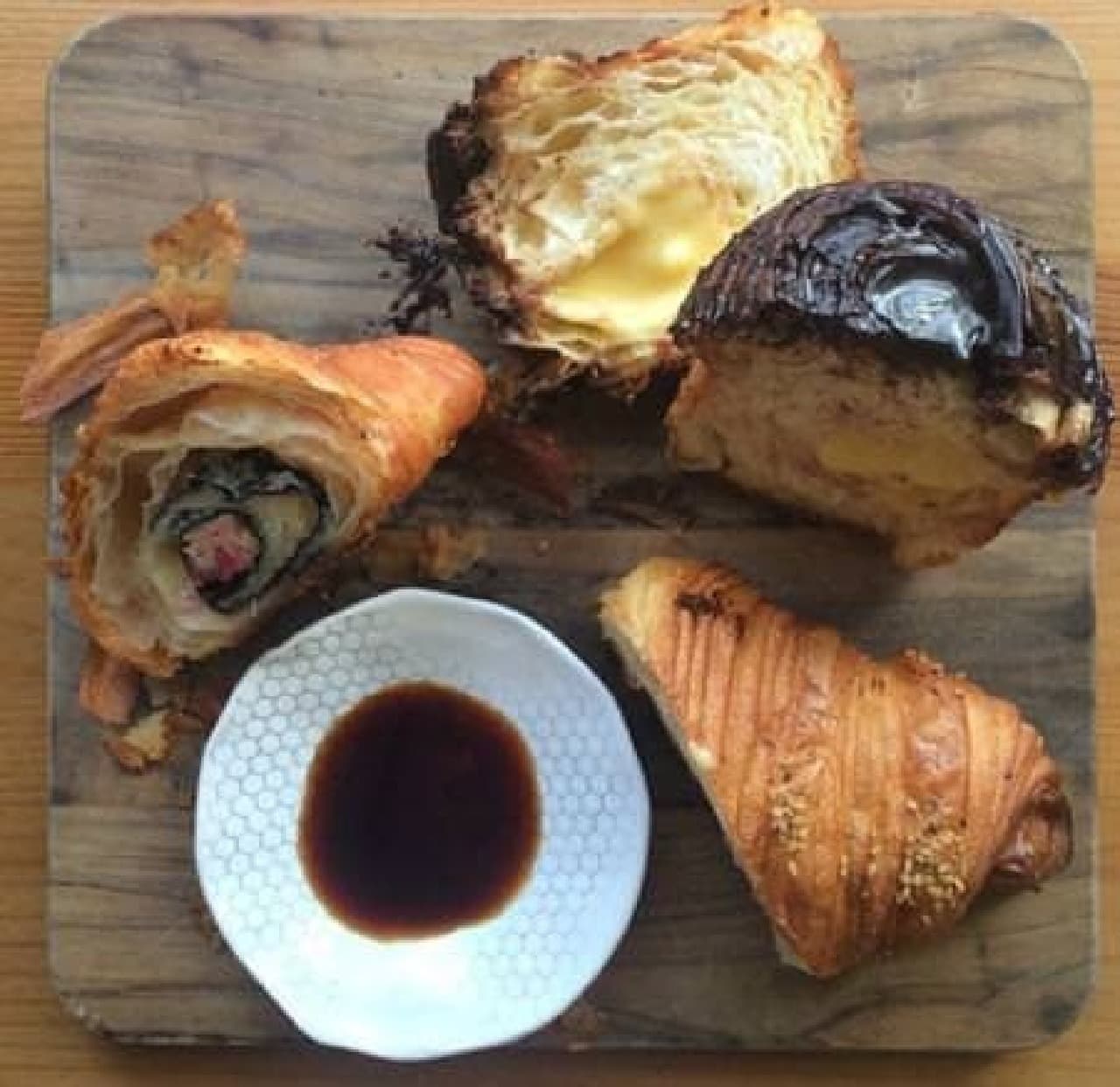 A new sensation of eating croissants with soy sauce