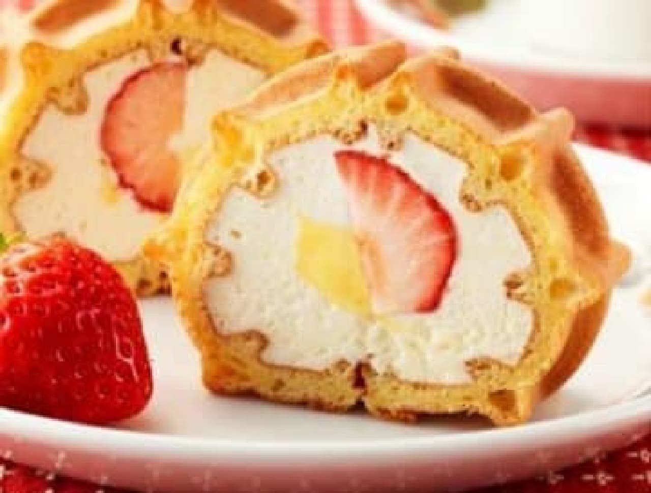 Round and round waffles Strawberries & custard