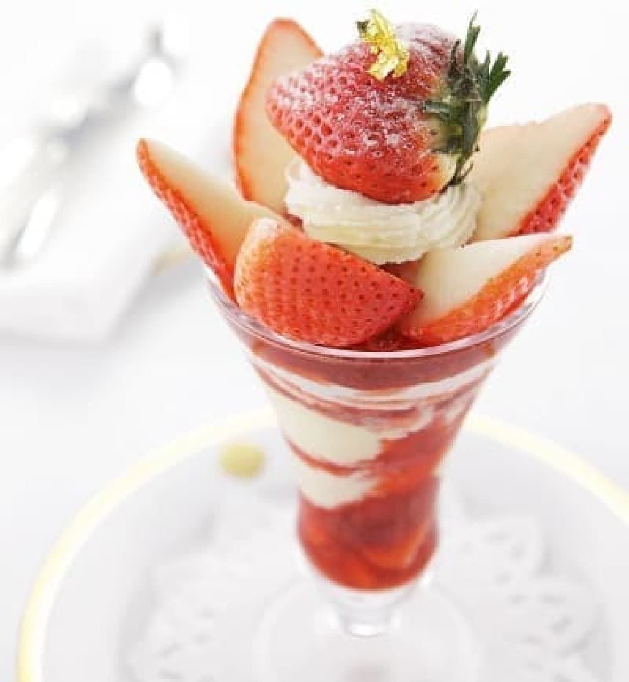 Premium strawberry parfait of Mino daughter from Ibi-gun, Gifu prefecture