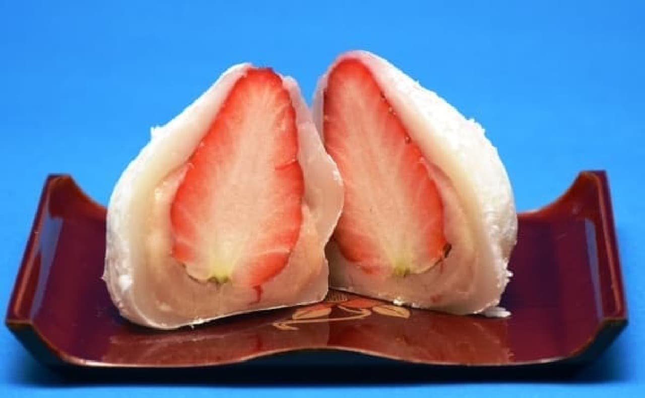 Strawberry Daifuku with skyberries for a limited time!