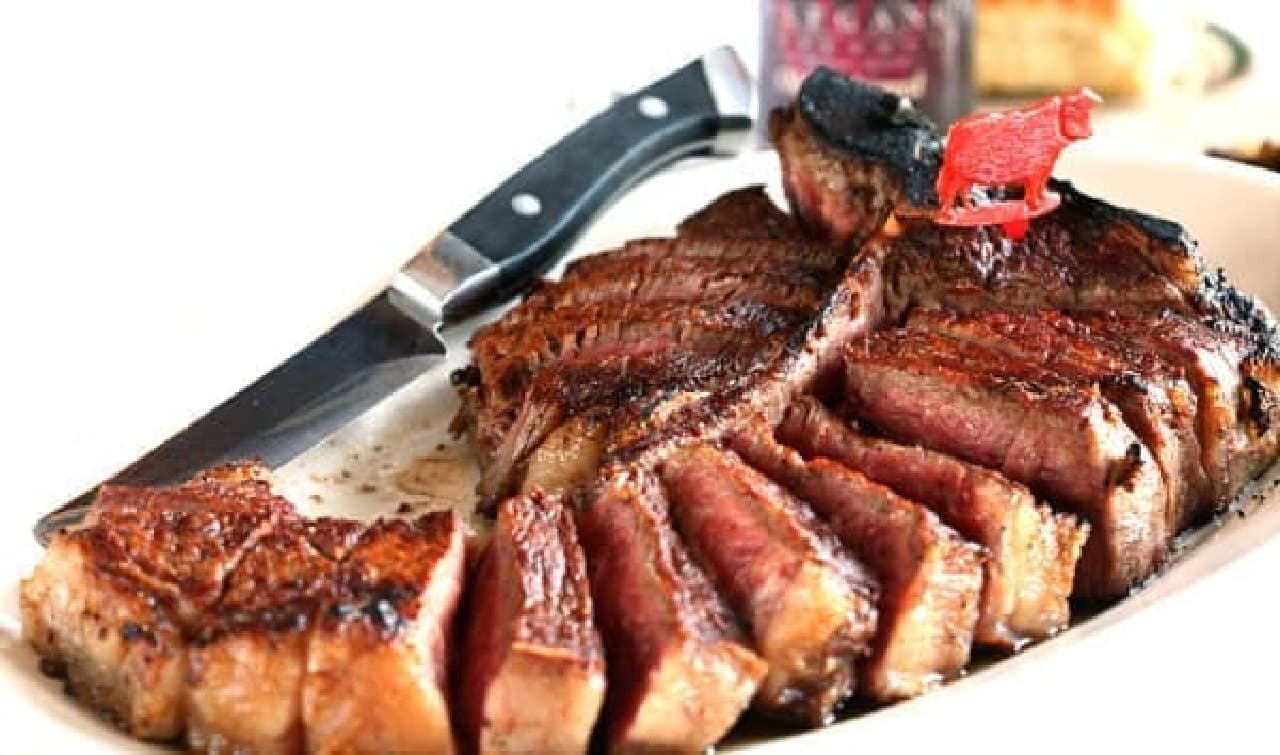 “最上級品質”の牛肉を長期間熟成させたステーキ　　（出典：ウルフギャング・ステーキハウス）