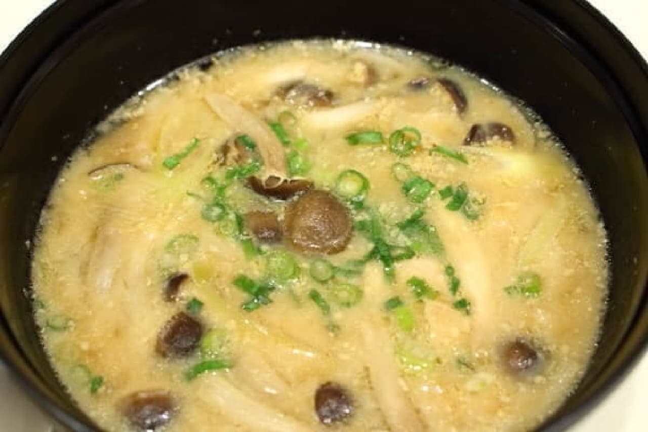 Sesame miso soup with plenty of ingredients. Try the exquisite "dashi split"