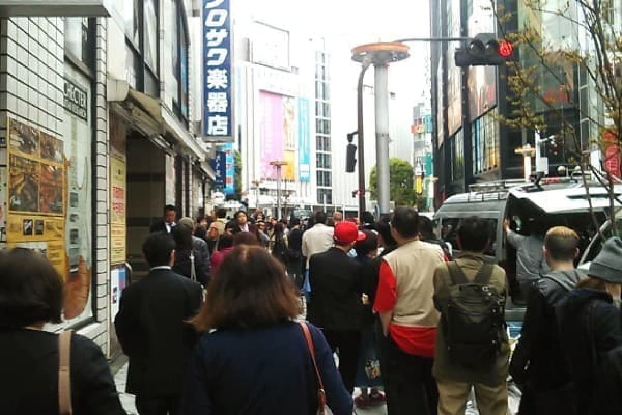 渋谷駅から東急百貨店へ向かう道  右側がタコベル目当ての行列です