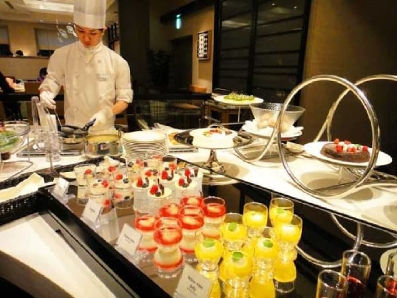 Dessert buffet where you can enjoy crepes made by pastry chefs in front of you