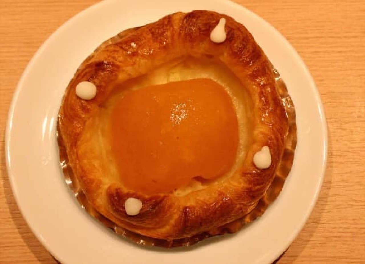 An apple in the center of the Danish pastry