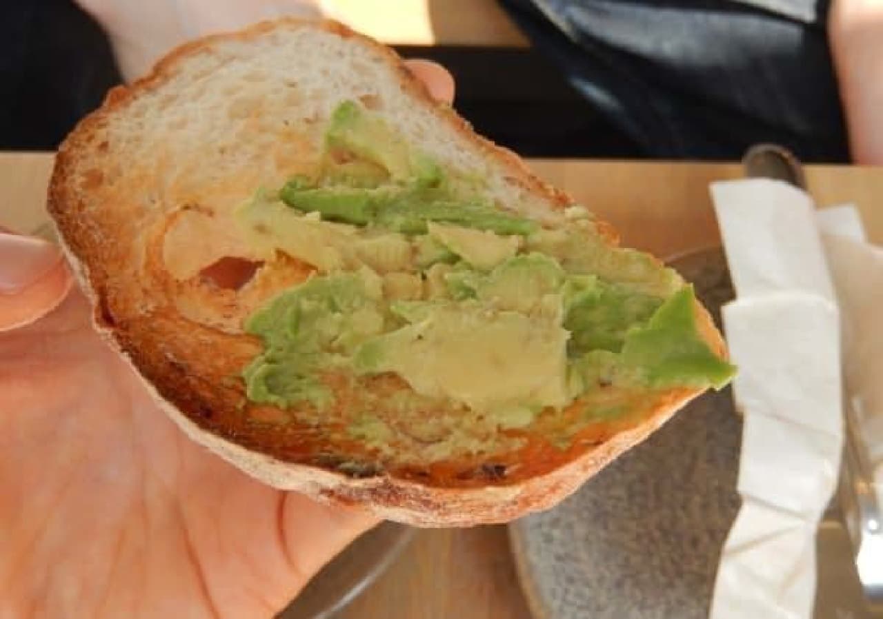 Color the avocado on the bread