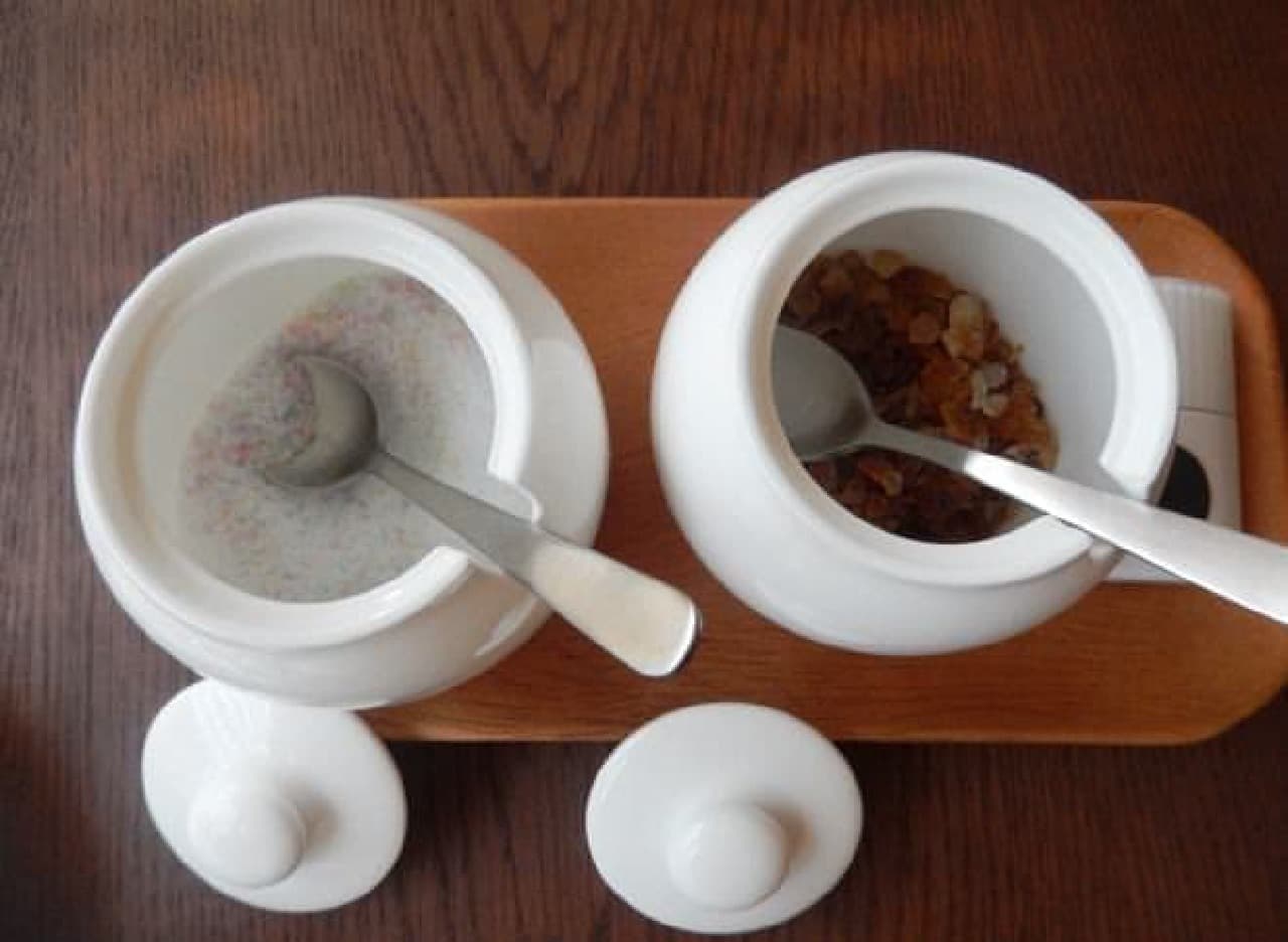 Color sugar (left) and coffee sugar (right)