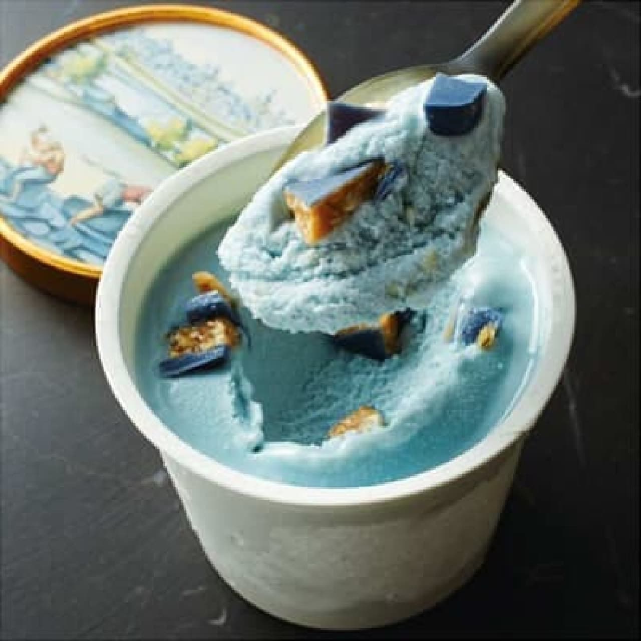 Синий десерт с ложкой