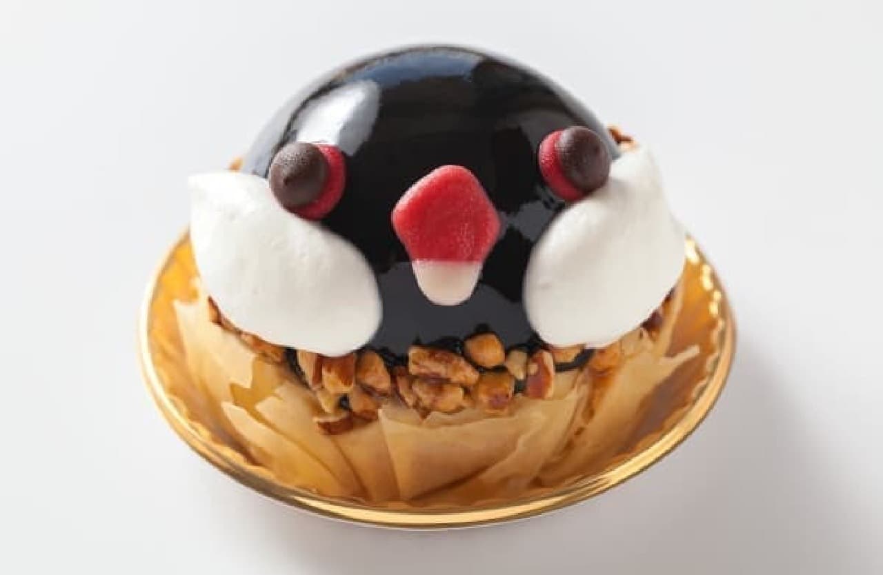 つぶらな瞳で見つめてくる「桜文鳥」ケーキ