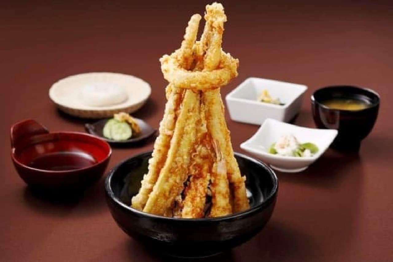 細長い天ぷらとリング状の天ぷらを組み合わせてスカイツリーを再現