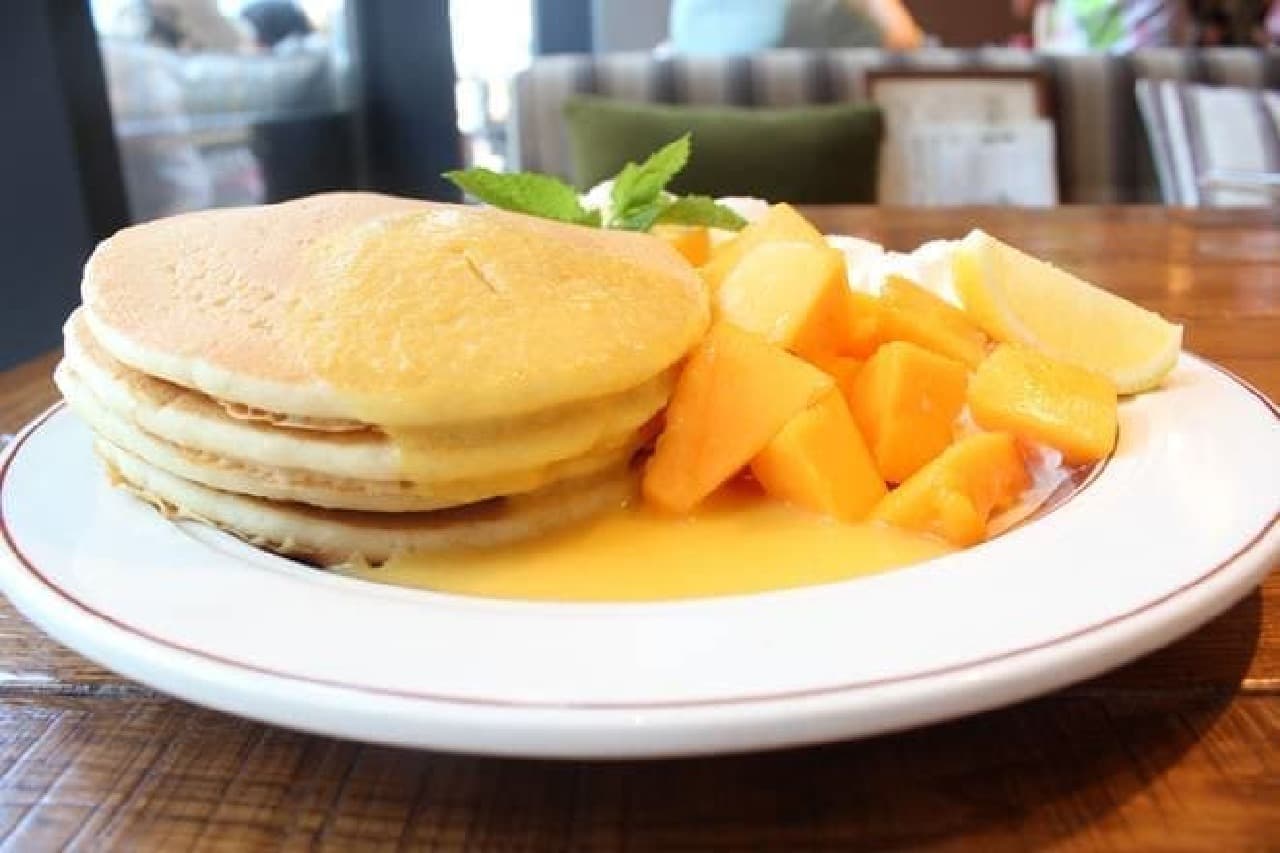 Familiar pancakes with papaya