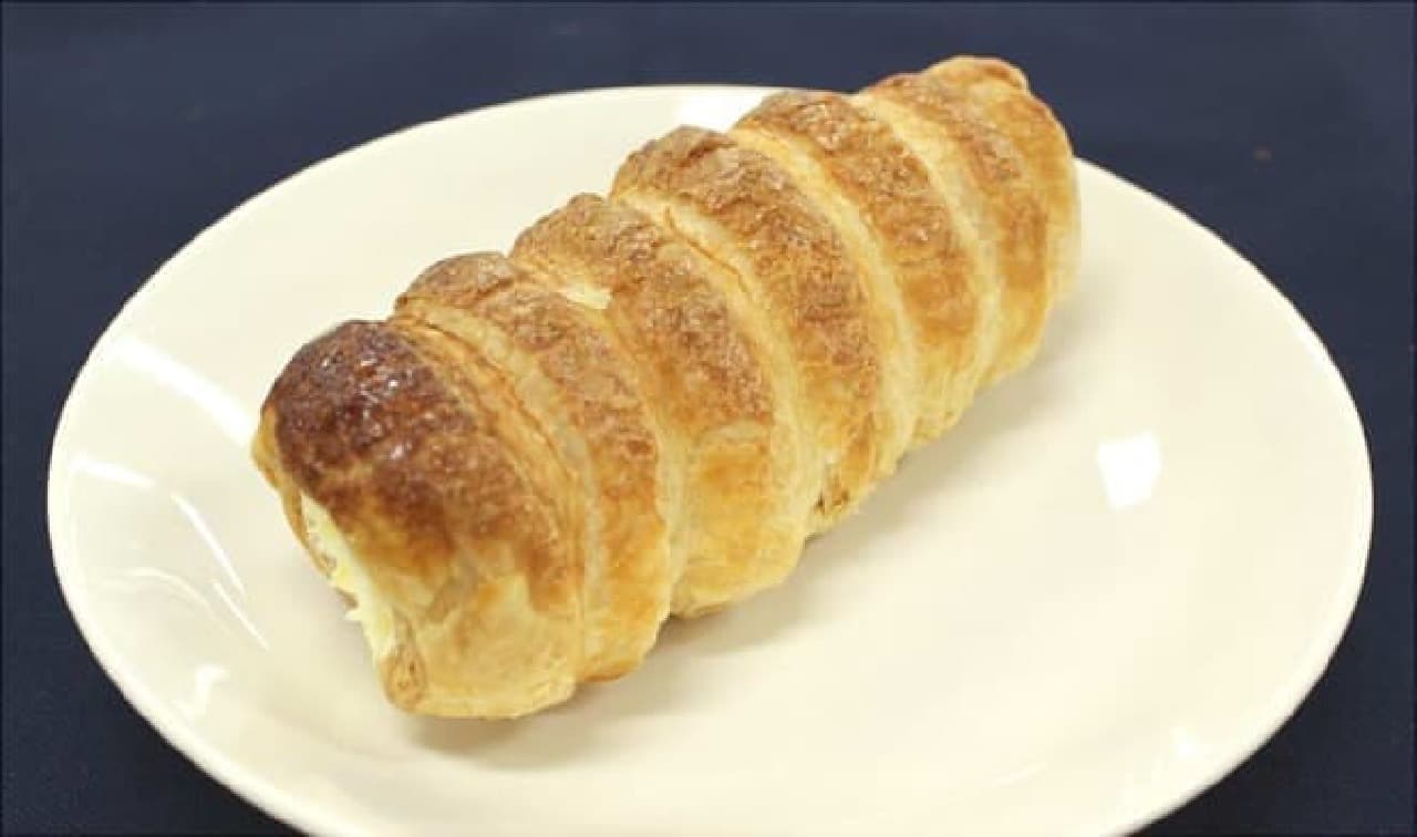 Cream horn with cream wrapped in puff pastry