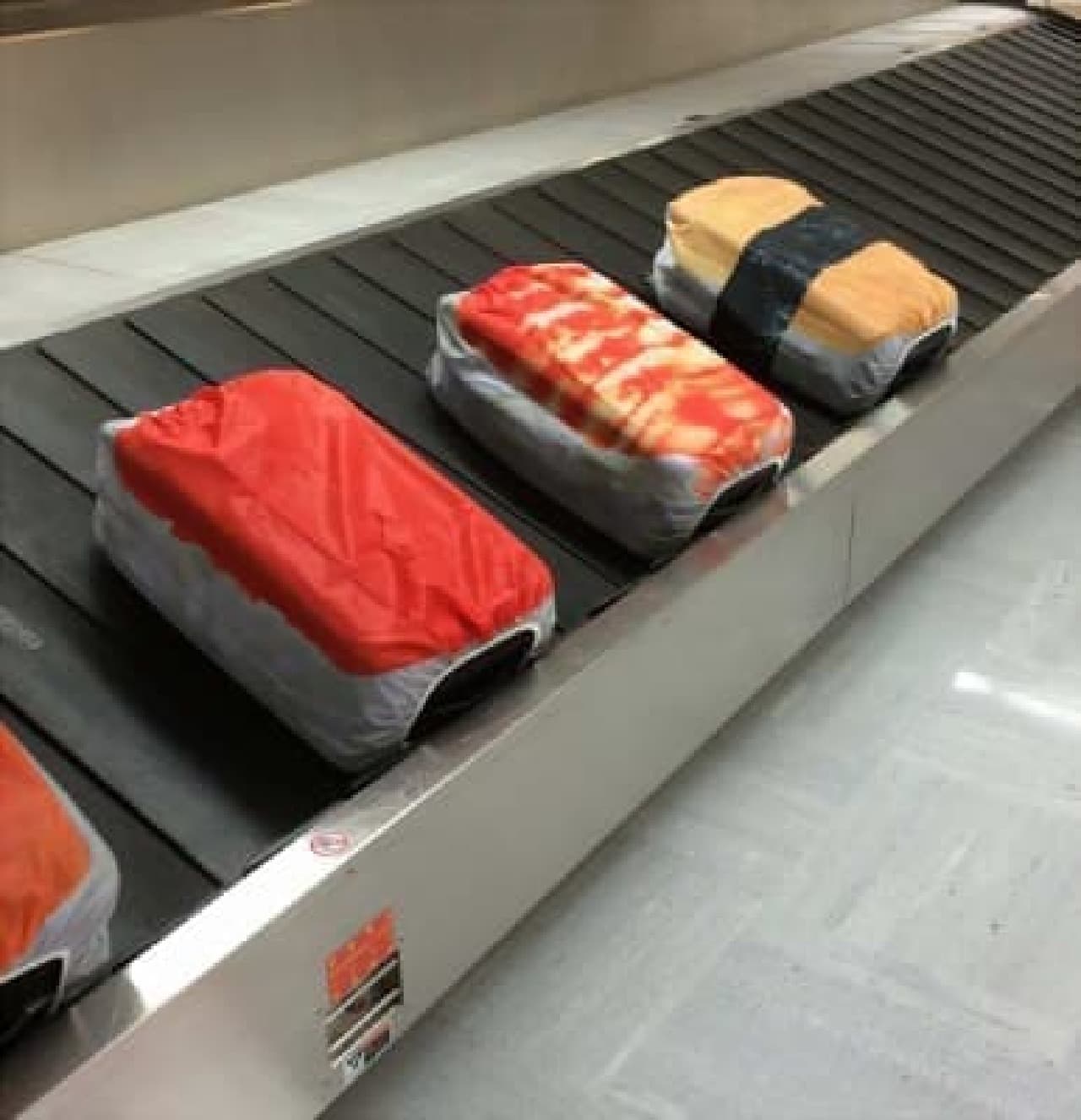 The luggage lane at the airport becomes a huge conveyor belt sushi!