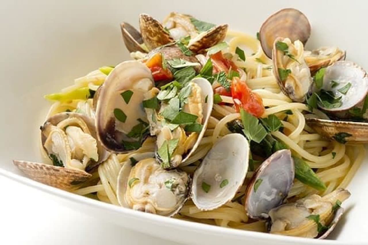 Vongole Bianco with asparagus and fresh tomatoes