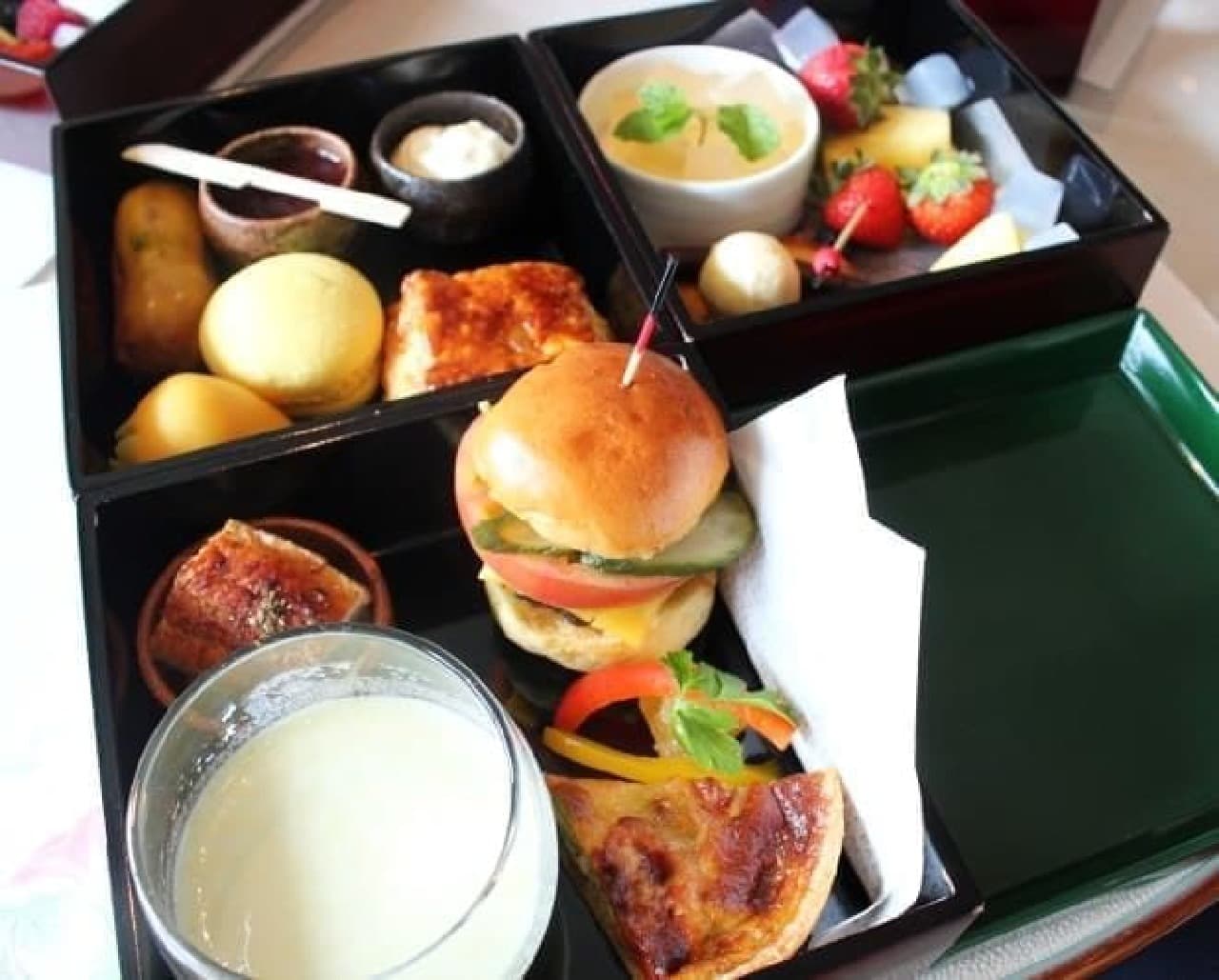 Afternoon tea in a heavy box?