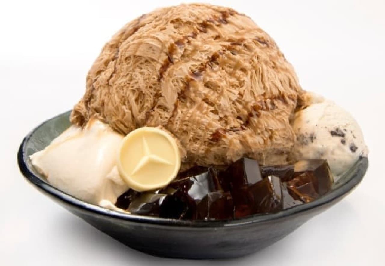 メルセデス・ベンツのロゴマークのホワイトチョコがトッピング　　（写真は「コーヒーかき氷」）