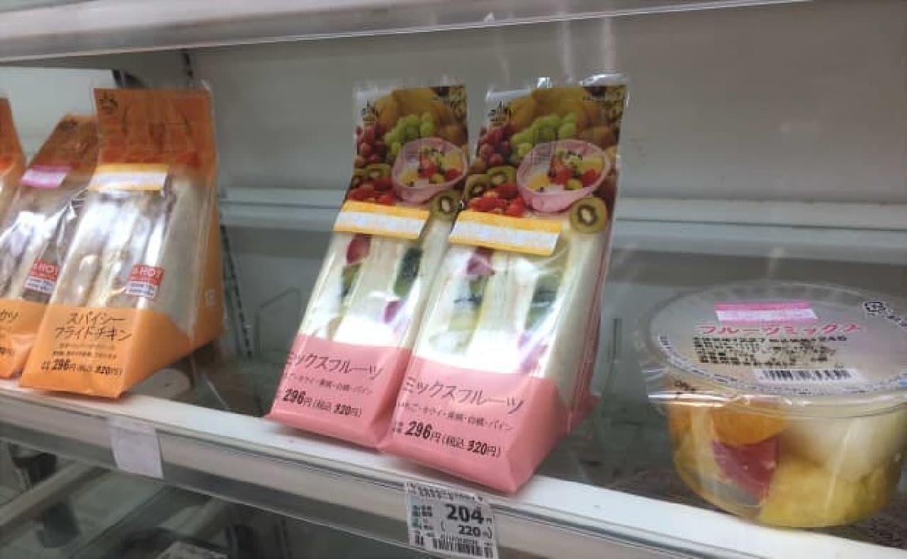 Fruit sandwiches lined up at convenience stores