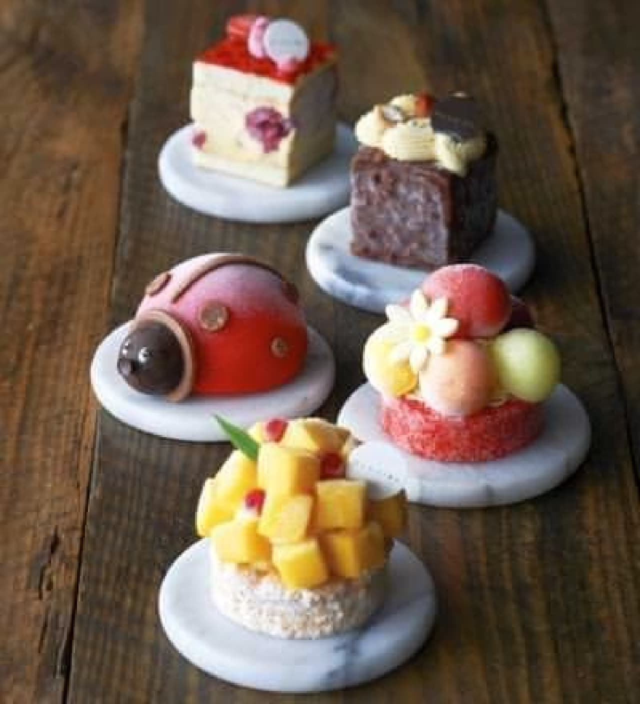 Assortment of 5 kinds of beautiful ice cakes