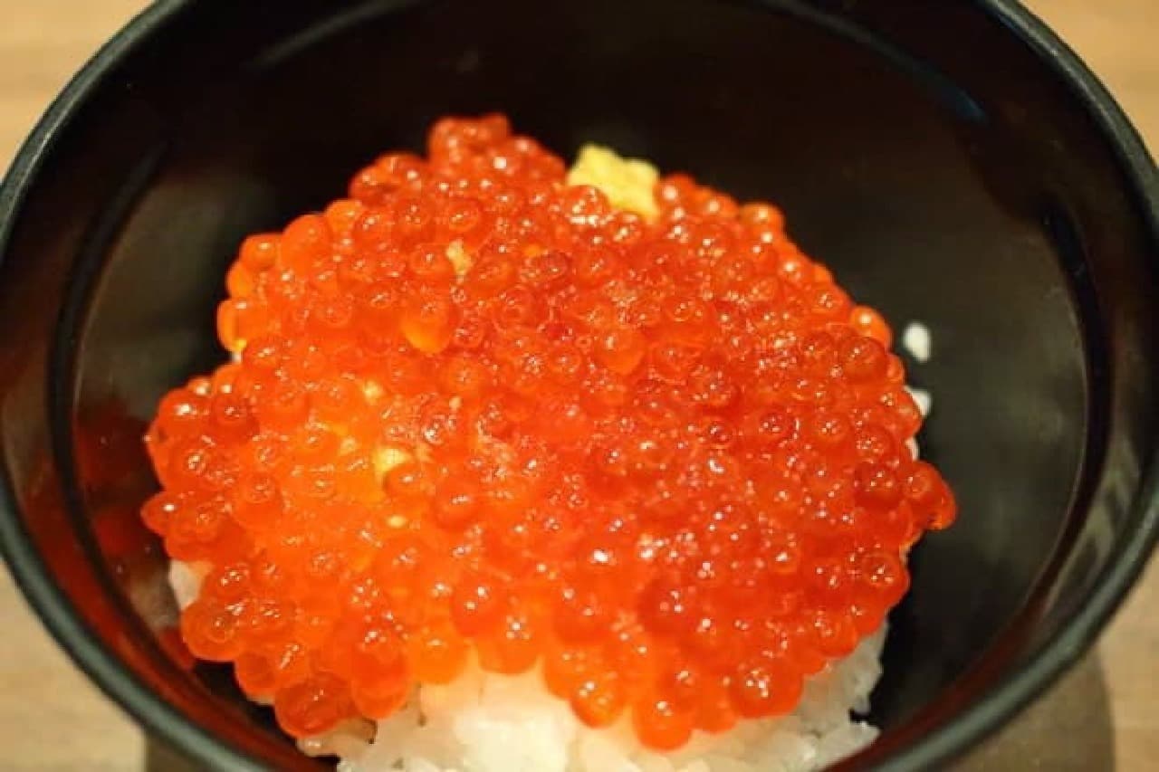 Pay attention to the rice under the salmon roe
