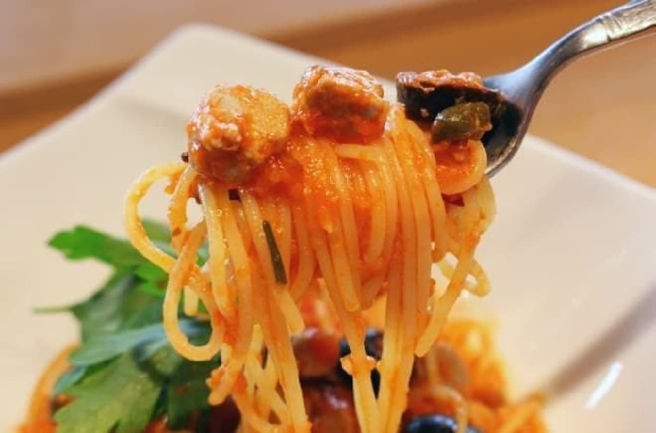 Tuna and tomato pasta go well together