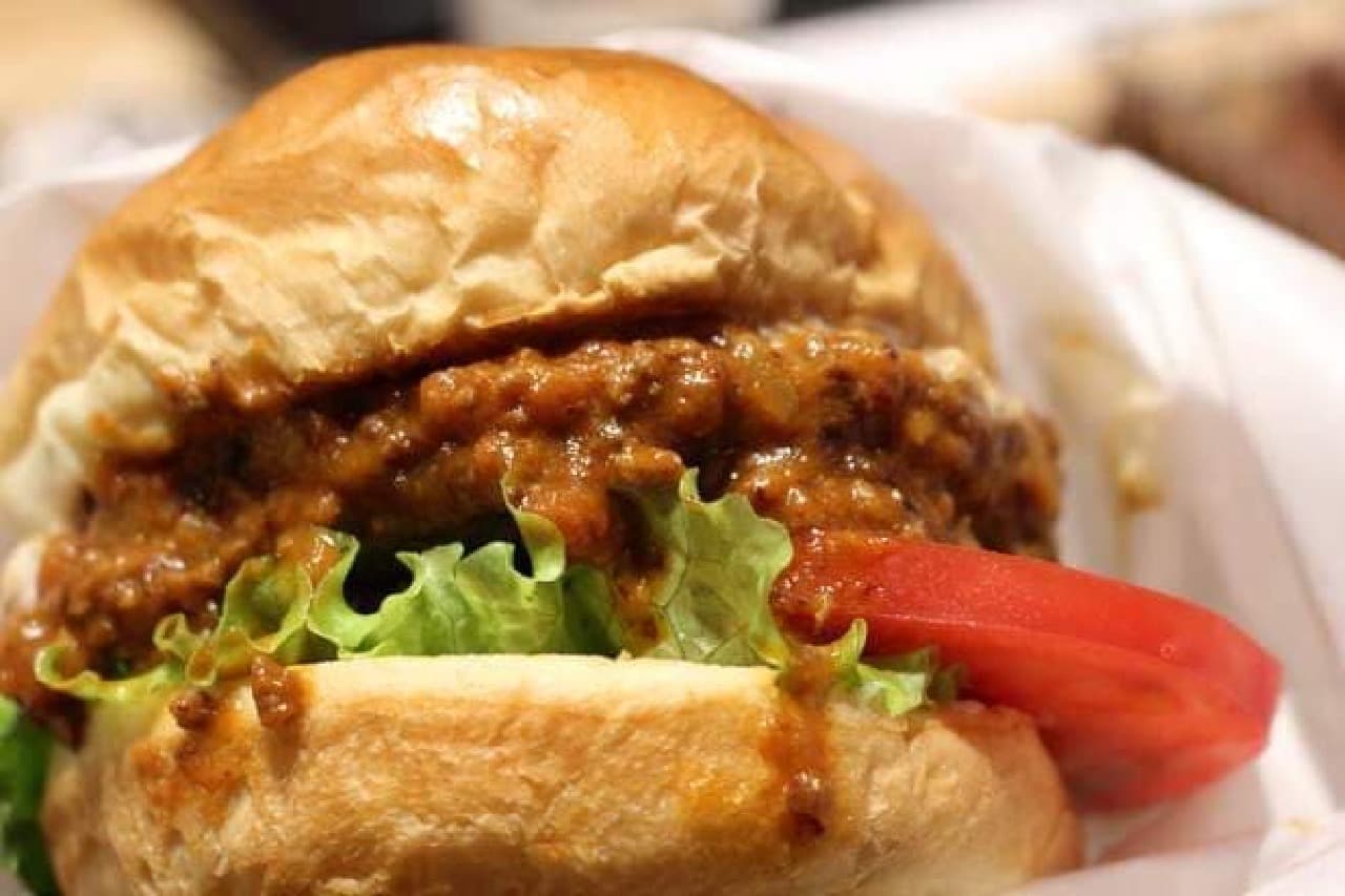 Gourmet burger made by Moss, "Chili burger" is recommended for drinking alcohol