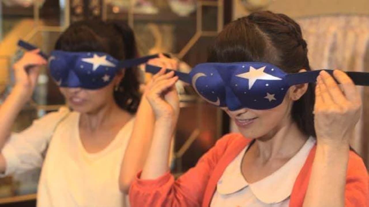 Enjoy a course meal with the blindfold